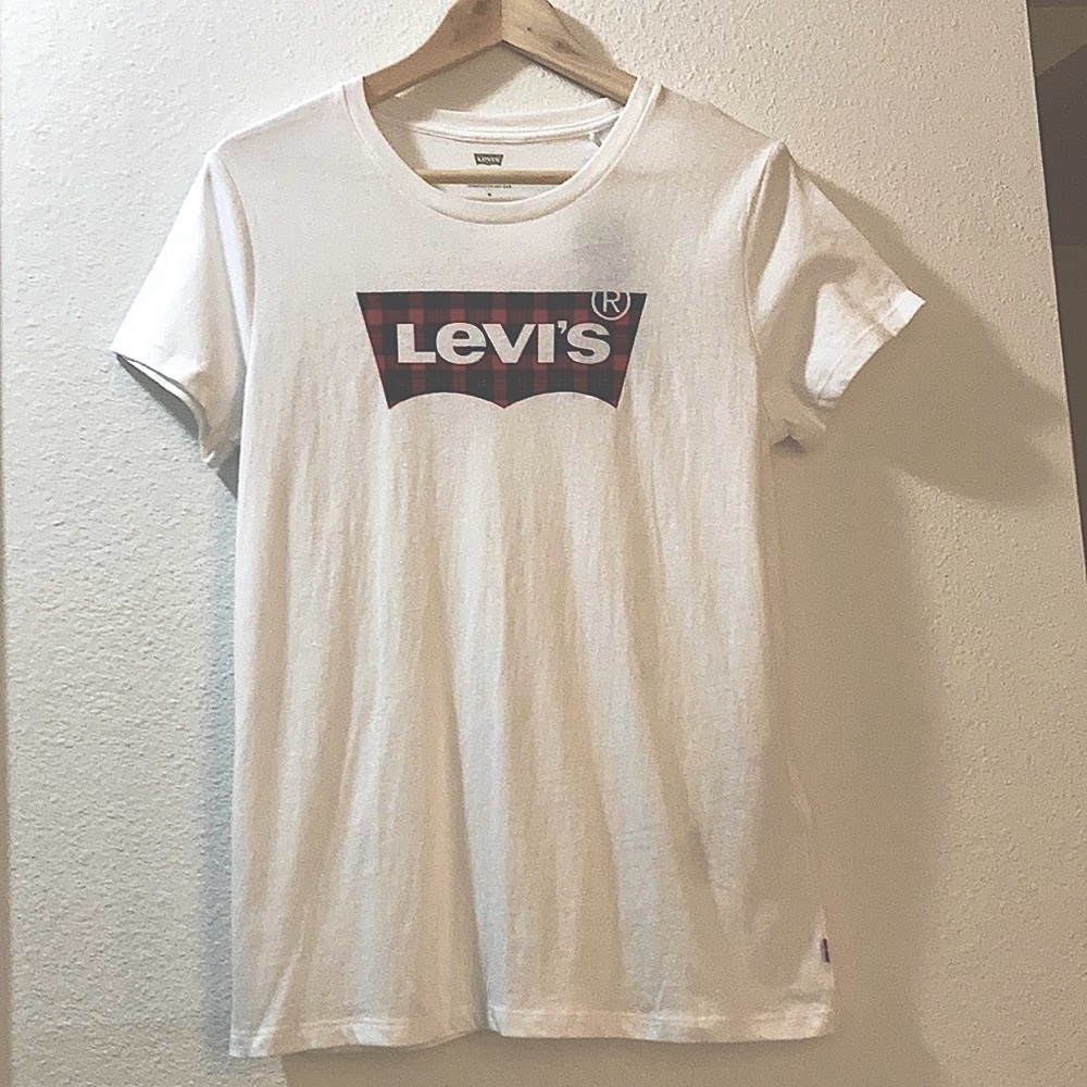LEVI’S woman’s Tee M, NWT large graphic on front, white, soft
